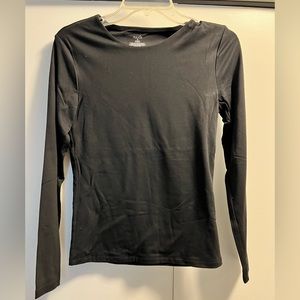 Nuuds Women’s seamless long sleeve shirt. Size Medium Color Black.